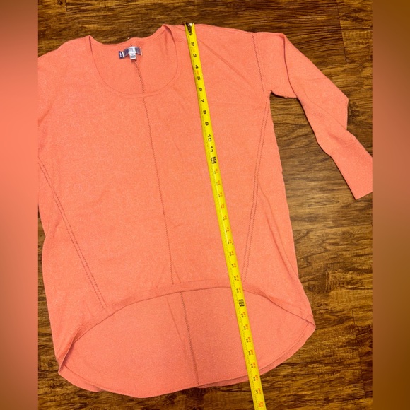 Jennifer Lopez Lightweight Hi-Low Sweater Size Medium - Picture 6 of 8